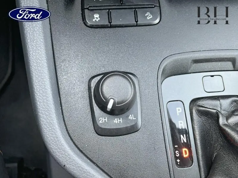 Gros plan sur la commande de sélection de mode 4x4 et levier de vitesse automatique dans un Ford Ranger Pride Orange 2017.