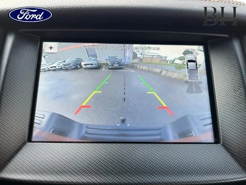 Écran de caméra de recul du Ford Ranger 3.2 TDCi Wildtrak, affichant l’arrière avec lignes de guidage colorées.