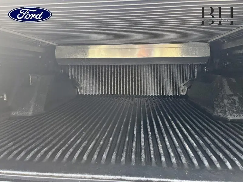 Vue rapprochée du plateau rigide noir coulissant du Ford Ranger Wildtrak Pride Orange de 2017.