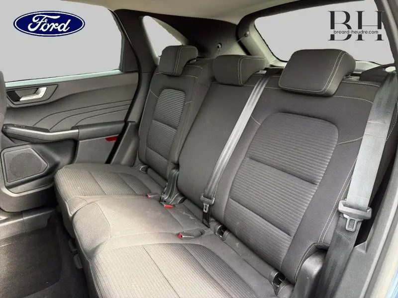 Vue intérieure côté droit de la banquette arrière noire du Ford Kuga 2022 avec ceintures et appuie-têtes visibles.