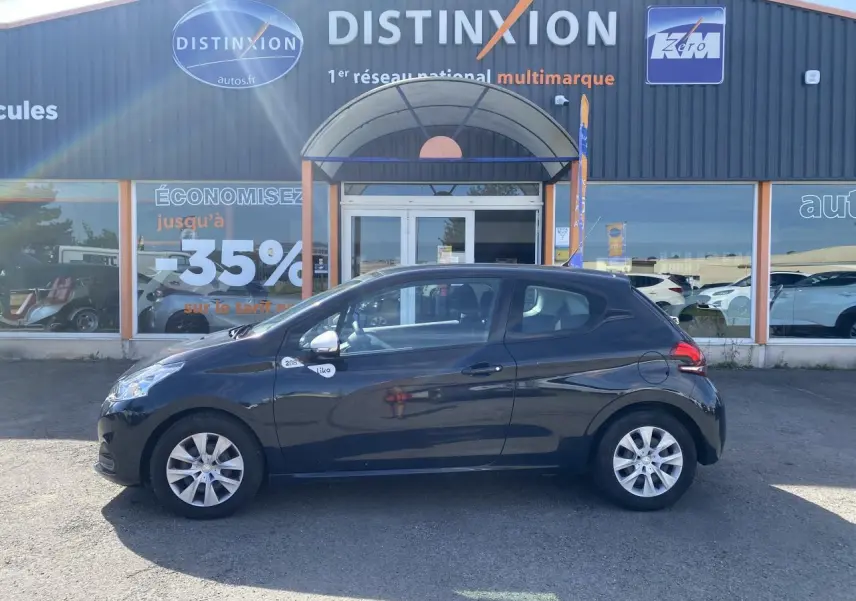 Profil côté gauche d'une Peugeot 208 gris foncé de 2018, compacte avec enjoliveurs 15 pouces et vitres teintées.