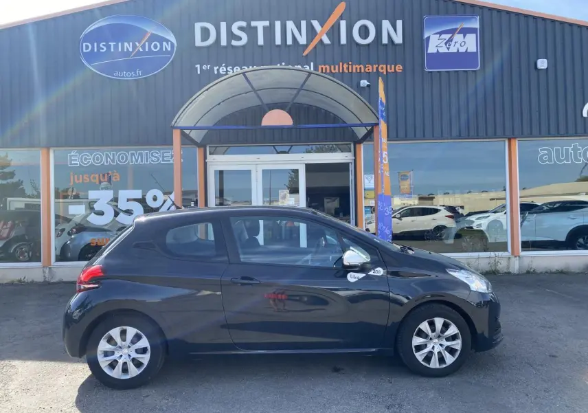 Profil droit d'une Peugeot 208 Like gris foncé de 2018, avec enjoliveurs 15 pouces et logo "Like" sur l'aile avant.