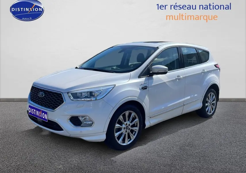 Ford Kuga blanc en 3/4 avant droit, avec jantes alu et toit ouvrant panoramique visible.