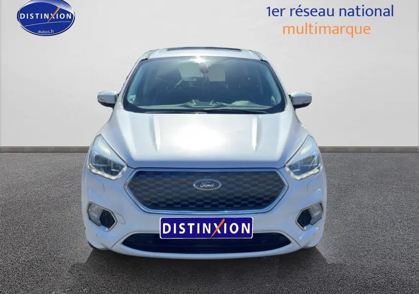 Vue frontale d'un Ford Kuga blanc 2017 avec calandre hexagonale et phares LED marqués.