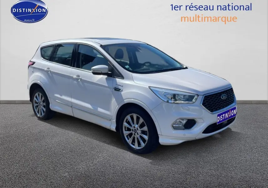 Vue 3/4 avant d'un Ford Kuga blanc 2017 avec jantes alu et calandre hexagonale distinctive.
