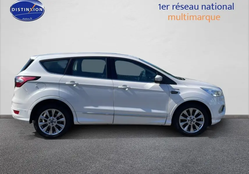 Ford Kuga blanc en profil côté gauche, avec jantes alu et vitres teintées sur fond neutre.