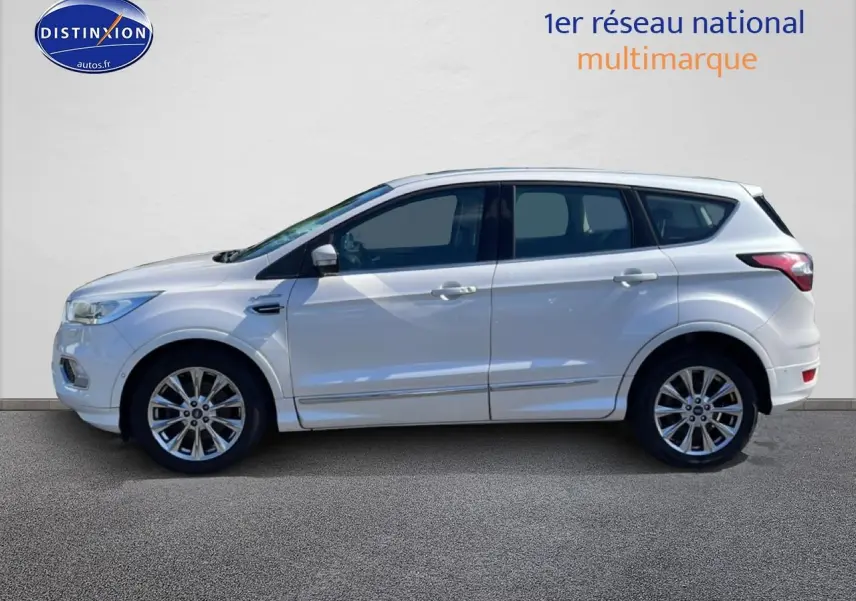 Profil droit d’un Ford Kuga blanc 2017 avec jantes alliage et vitres teintées sur fond neutre.