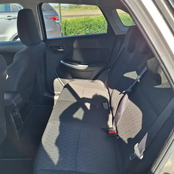 Vue intérieure côté droit sur la banquette arrière noire du Suzuki Baleno 1.0 Boosterjet Pack gris clair de 2017.