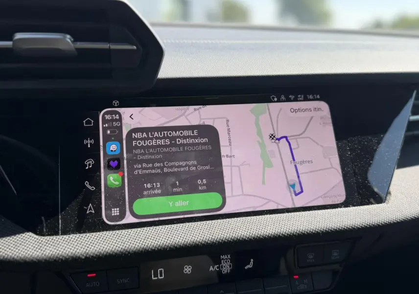Vue rapprochée de l'écran tactile du tableau de bord de l'Audi A3 Sportback 2025 affichant la navigation GPS.