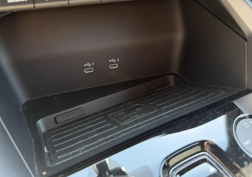 Détail de la console centrale noire de l’Audi A3 Sportback 2025 avec deux ports USB-C et surface de recharge sans fil.