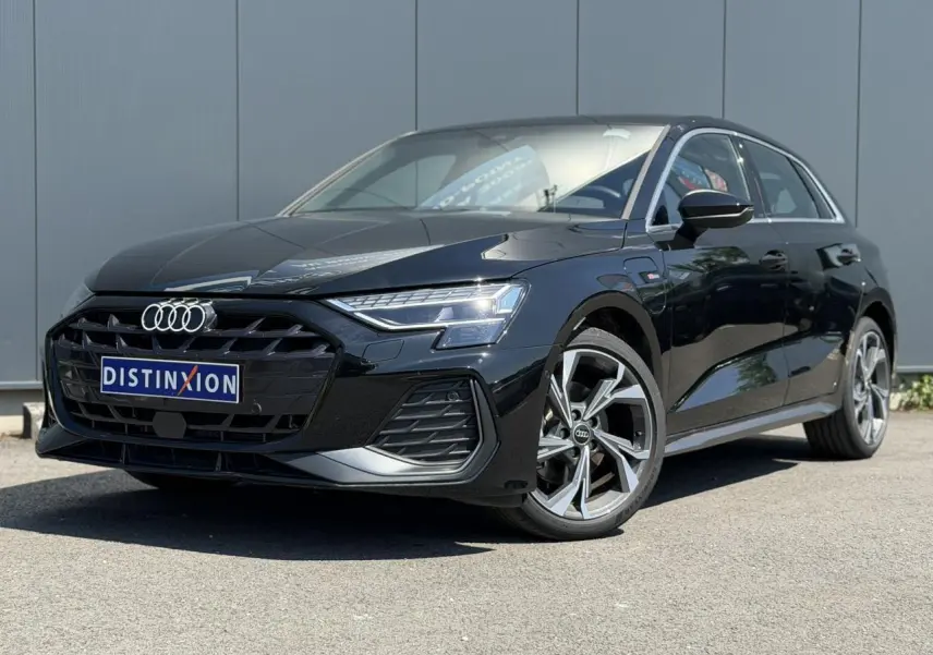 Audi A3 Sportback noir Mythe en 3/4 avant droit, avec calandre S-Line et jantes alliage 5 branches en Y.