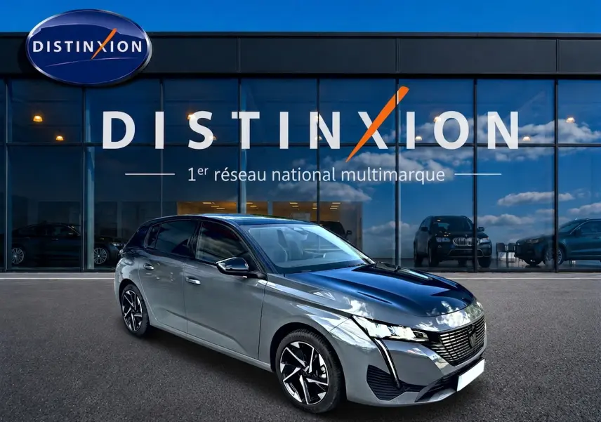 PEUGEOT 308 gris selenium vue 3/4 avant droit devant showroom Distinxion, jantes alliage noires et chromées.
