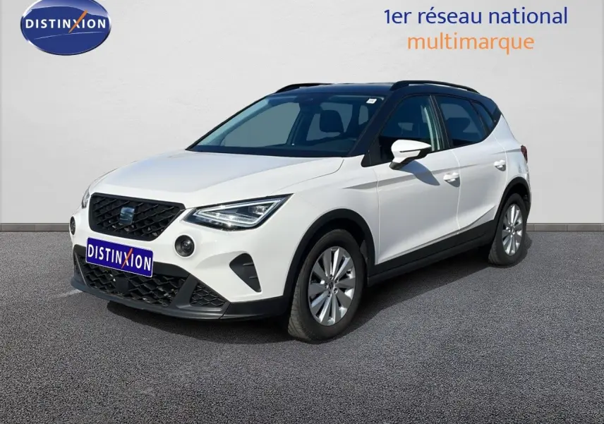 SEAT Arona blanc métal avec toit noir, vue 3/4 avant droit, sur fond neutre en extérieur.