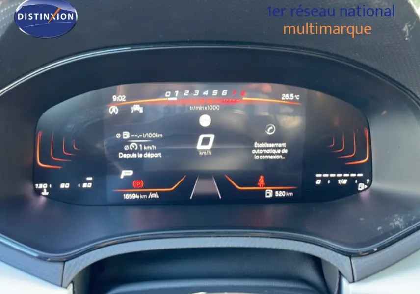 Tableau de bord numérique du SEAT Arona 2025 affichant vitesse, compte-tours et informations de conduite, vue frontale rapprochée.