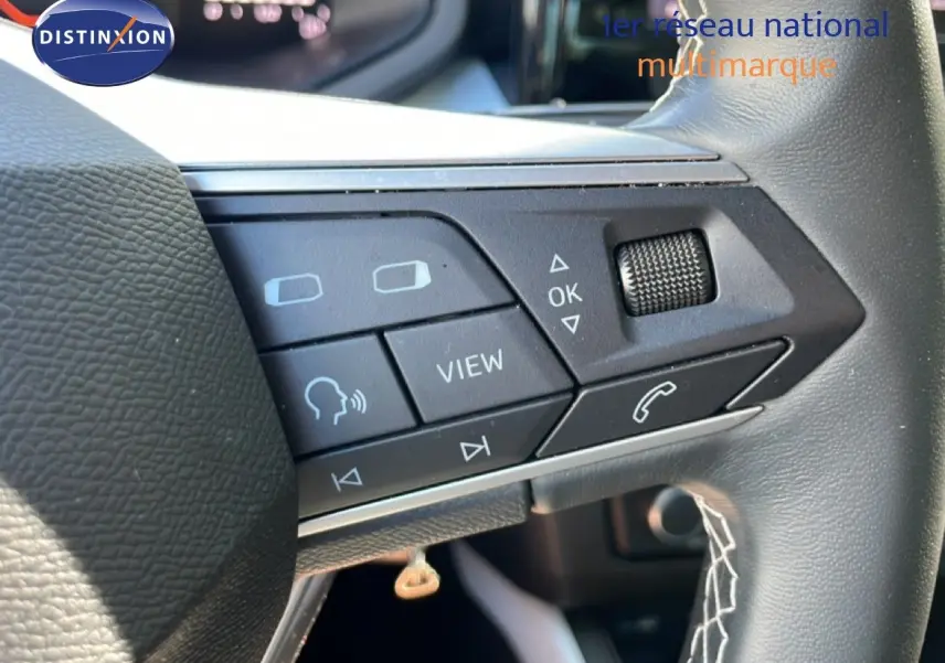 Gros plan sur les commandes multifonctions du volant en cuir noir du SEAT Arona 2025, finition Style Special Edition.