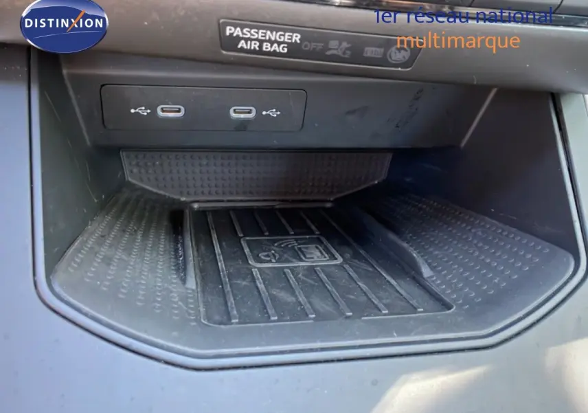 Gros plan sur la zone de recharge sans fil avec ports USB-C du SEAT Arona 2025, intérieur noir.
