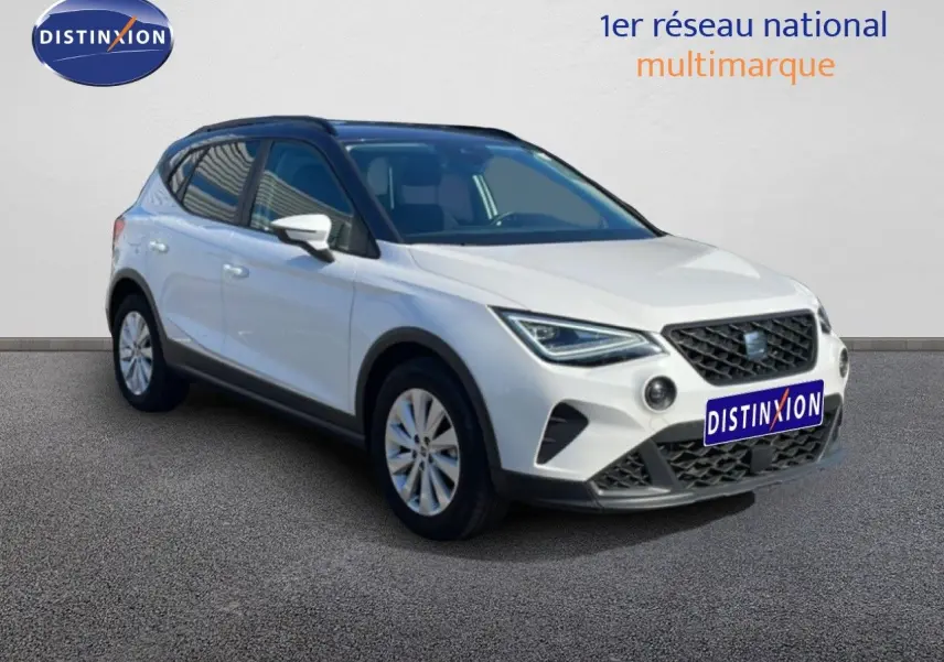 SEAT Arona 2025 blanc métal avec toit noir, vue 3/4 avant droit, SUV compact essence à boîte auto.