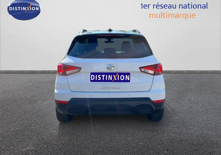 Vue arrière d'un SEAT Arona blanc métal avec toit noir, version Style Special Edition 2025, sur fond neutre.