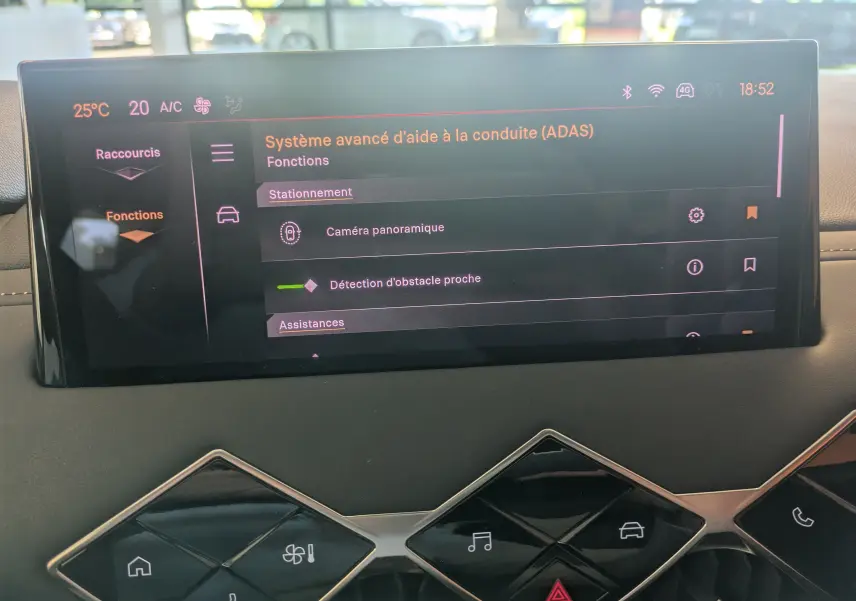 Écran tactile central du DS3 2024 montrant les options d’aide à la conduite avec commandes tactiles en dessous.