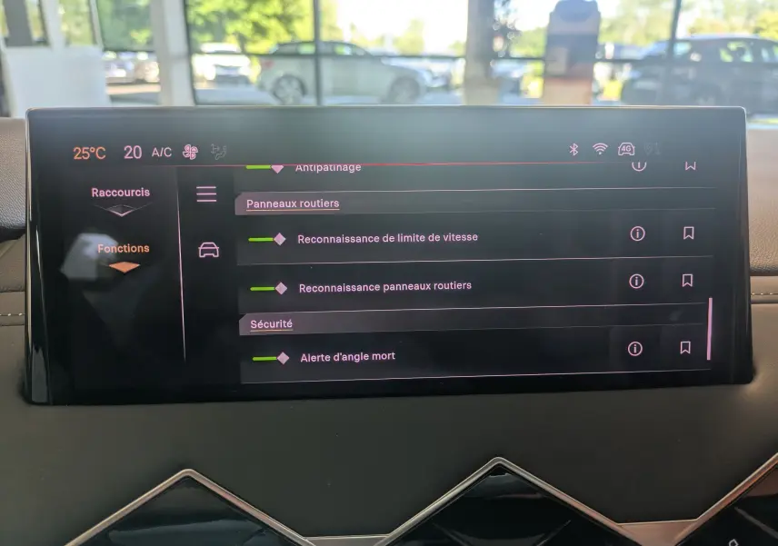 Écran tactile central du DS3 2024 affichant les options de sécurité et reconnaissance des panneaux routiers.