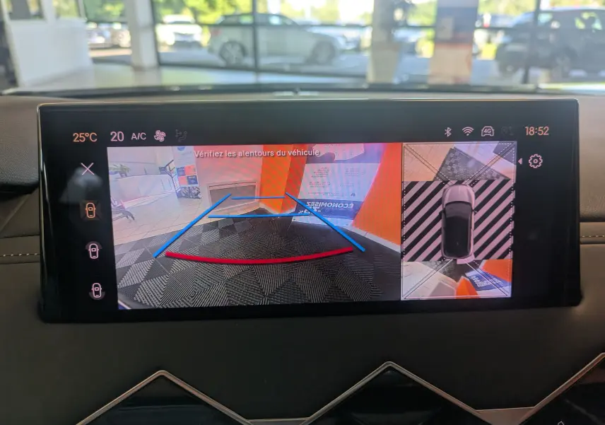 Écran central du DS3 2024 affichant la caméra de recul et la vue 360° avec repères de stationnement colorés.