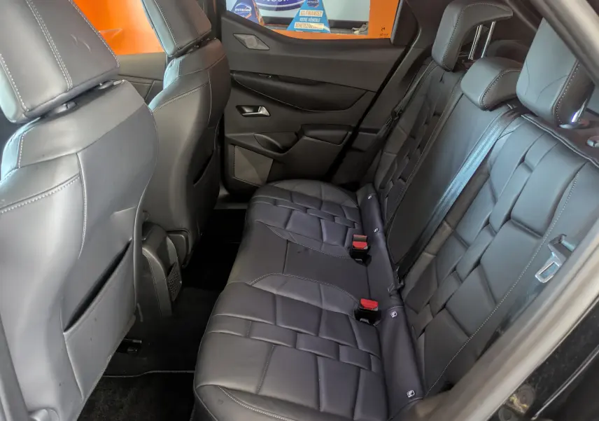 Vue latérale intérieure des sièges arrière en cuir noir du DS3 2024, soulignant la finition élégante OPERA.