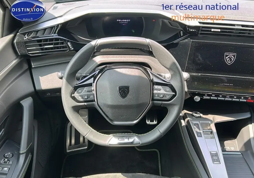 Vue intérieure centrée sur le volant cuir GT et le tableau de bord numérique du Peugeot 408 Hybrid 145 GT noir 2024.