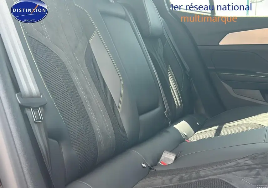 Vue rapprochée de la banquette arrière noire en cuir et alcantara du Peugeot 408 Hybrid 145 GT 2024.