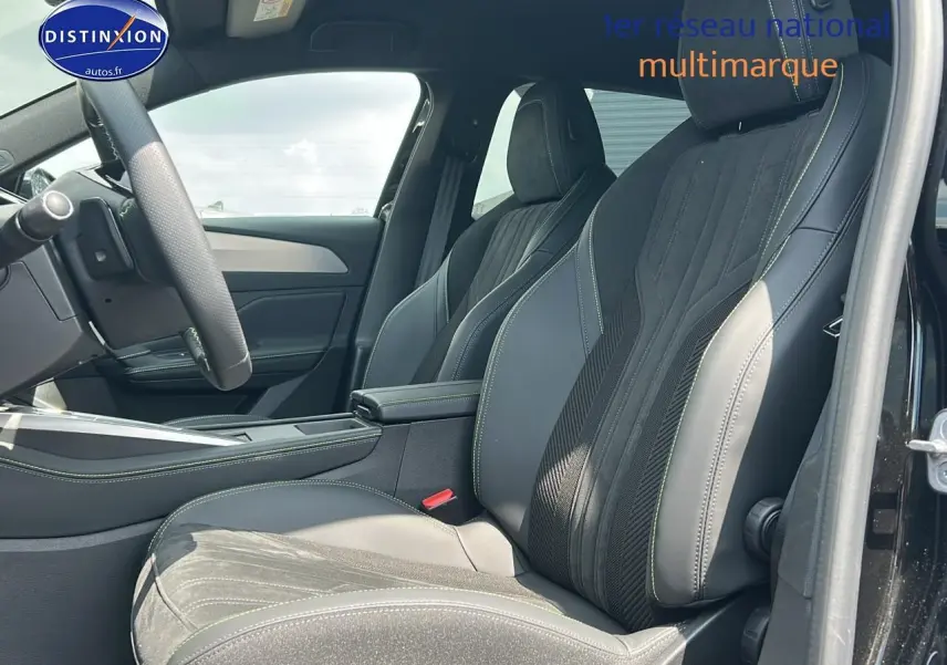 Intérieur de la Peugeot 408 Hybrid 145 GT e-dcs6 2024, vue côté conducteur sur sièges cuir et alcantara noirs avec surpiqûres vertes.