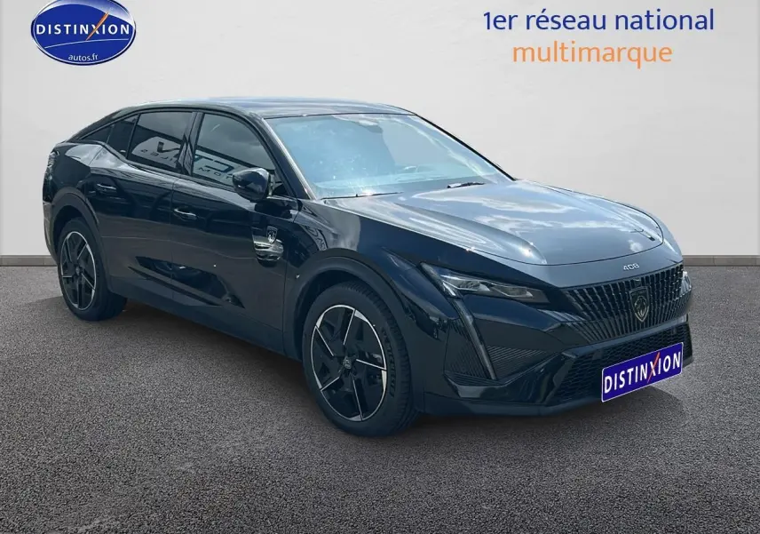 Peugeot 408 Hybrid 145 GT noir vue 3/4 avant droit avec jantes alu et vitres surteintées.