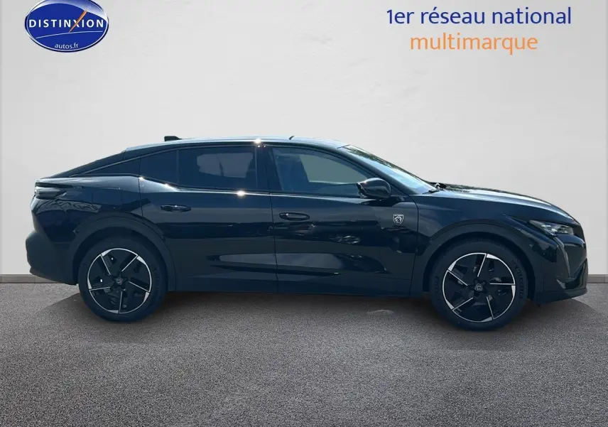 Profil côté gauche de la Peugeot 408 Hybrid 145 GT e-dcs6 noire 2024 avec jantes alu au design moderne.