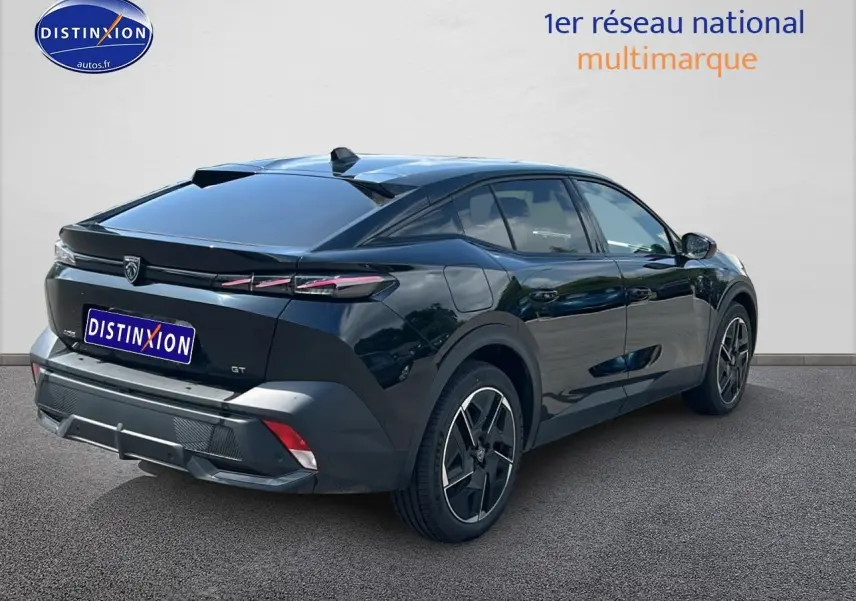 Vue 3/4 arrière droite d'une Peugeot 408 Hybrid 145 GT noire avec jantes alu et feux arrière LED distinctifs.