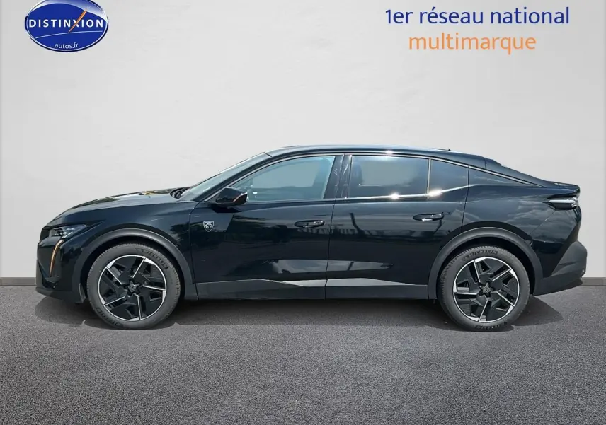 Profil côté gauche d'une Peugeot 408 Hybrid 145 GT e-dcs6 noire 2024 avec jantes alu et vitres teintées.