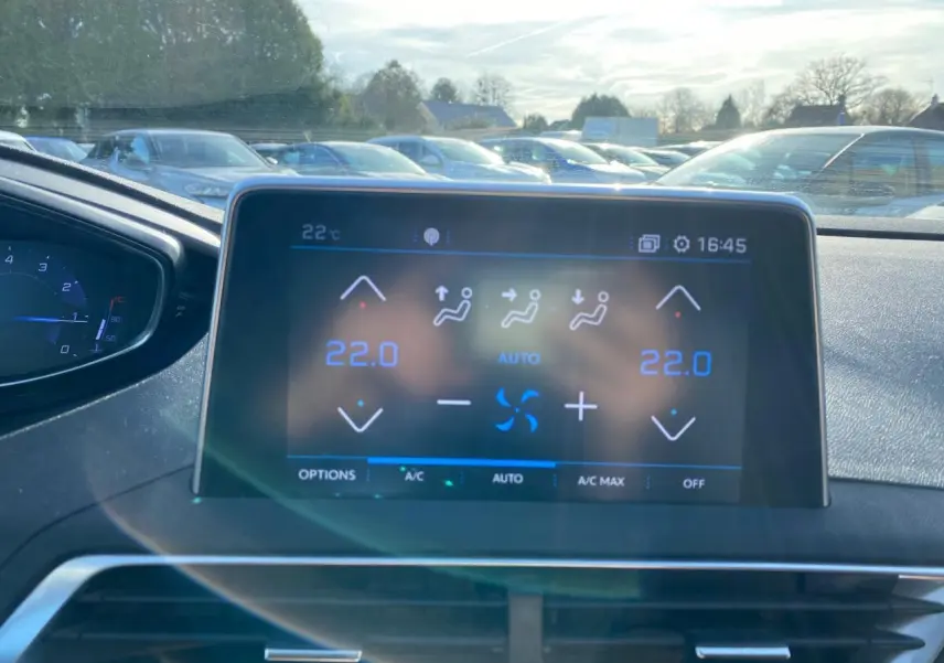 Écran tactile du système de climatisation bi-zone du Peugeot 3008 gris foncé, affichant 22°C en mode automatique.