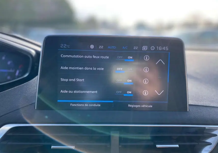 Écran tactile central du Peugeot 3008 2019 affichant les réglages d'aides à la conduite dans un intérieur moderne.