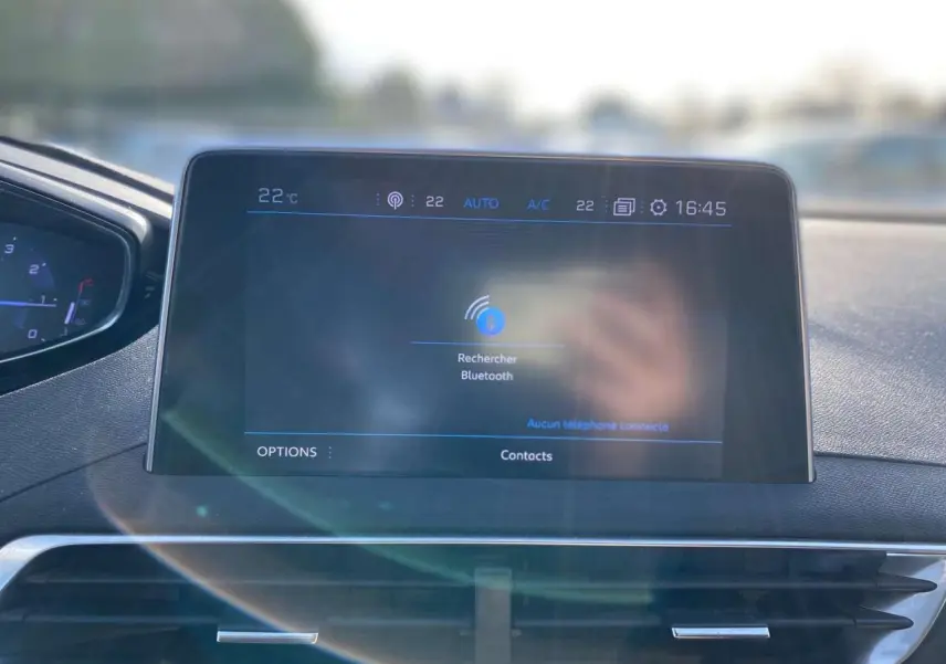 Écran tactile central du Peugeot 3008 gris foncé de 2019 affichant la recherche Bluetooth dans l'habitacle.