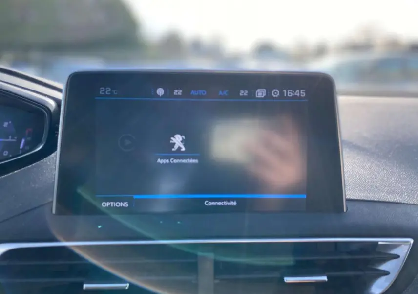 Écran tactile central du Peugeot 3008 gris foncé 2019 affichant le menu Apps Connectées dans l'habitacle.