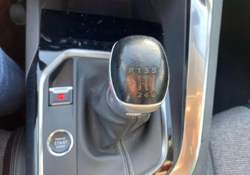 Le levier de vitesses manuel noir du Peugeot 3008 2019 avec bouton start/stop et frein à main électronique.