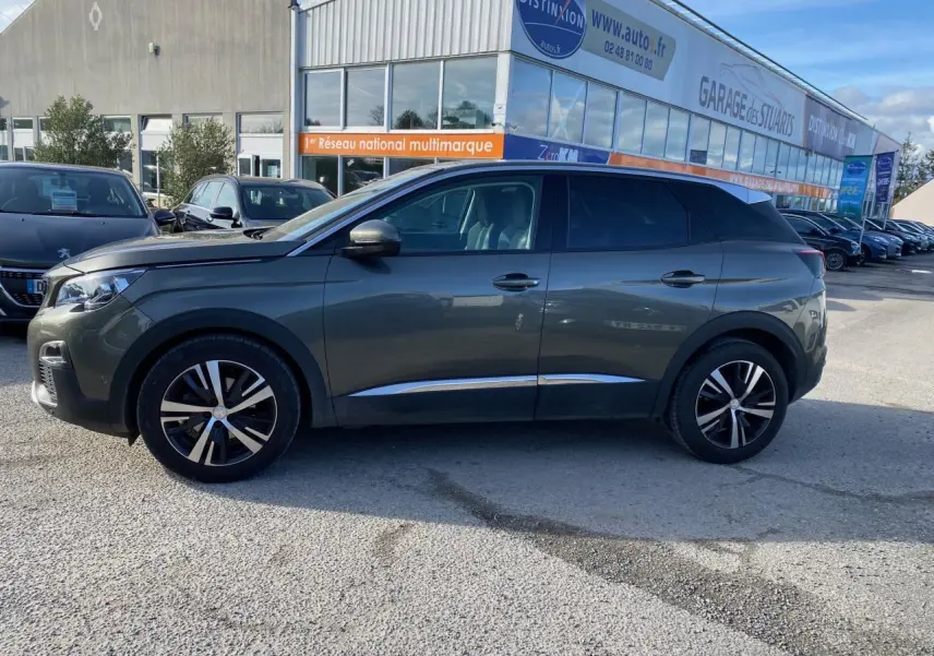 Profil côté gauche d'un Peugeot 3008 gris foncé 2019 avec jantes alliage bi-ton et vitres surteintées.