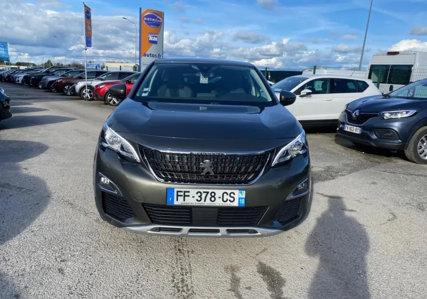 Vue frontale d'un Peugeot 3008 gris foncé 2019 avec calandre noire et plaque d'immatriculation française.