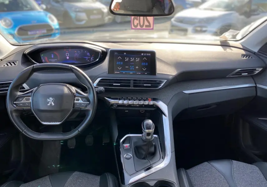 Vue intérieure avant du Peugeot 3008 2019 avec tableau de bord numérique, écran tactile central et volant compact noir.