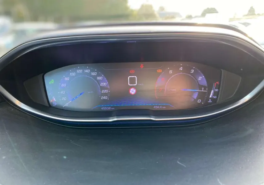 Tableau de bord numérique du Peugeot 3008 2019 affichant vitesse, compte-tours et jauge de température, vue frontale rapprochée.