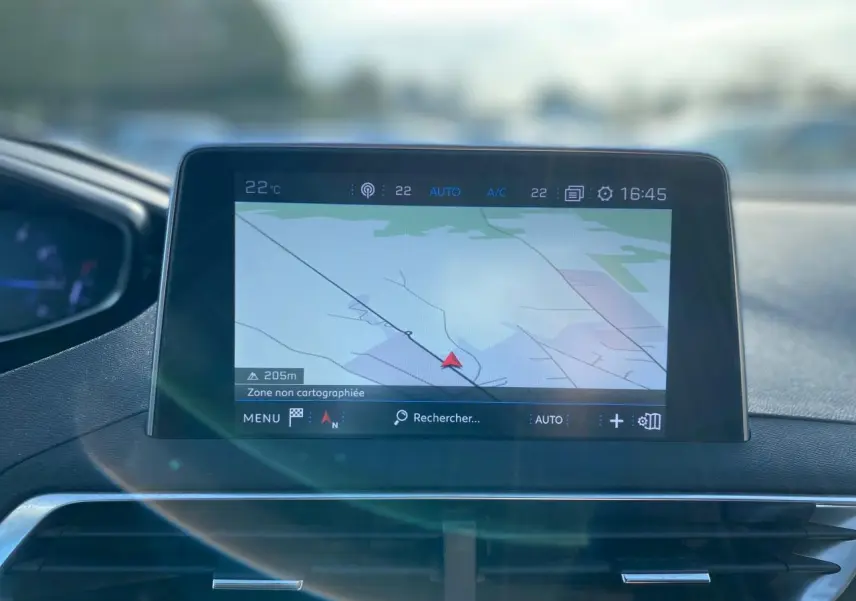Écran tactile central du Peugeot 3008 2019 affichant la navigation avec carte et température intérieure à 22°C.