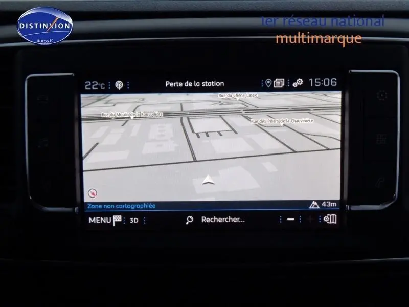 Écran tactile du système de navigation du Peugeot Expert Fourgon XL gris acier, affichant une carte 3D en intérieur.