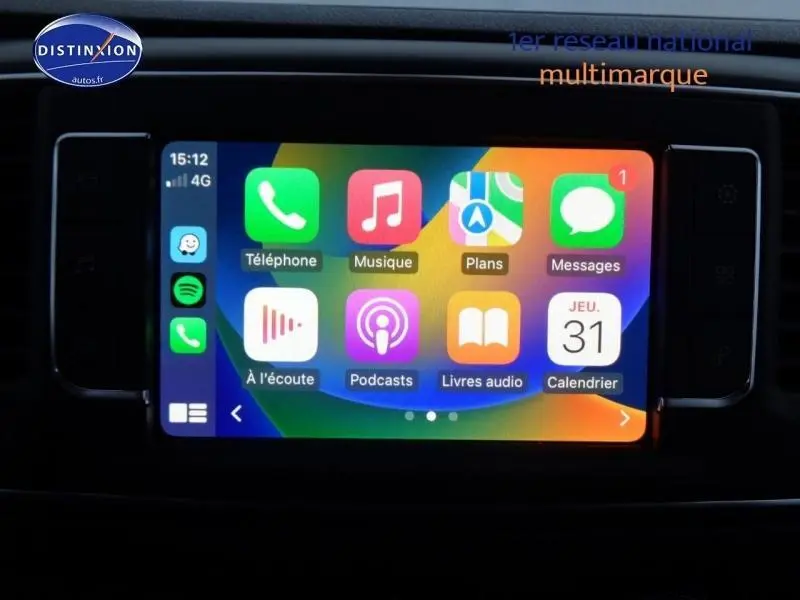 Écran tactile multimédia du Peugeot Expert Fourgon gris acier, affichant les applications Apple CarPlay.