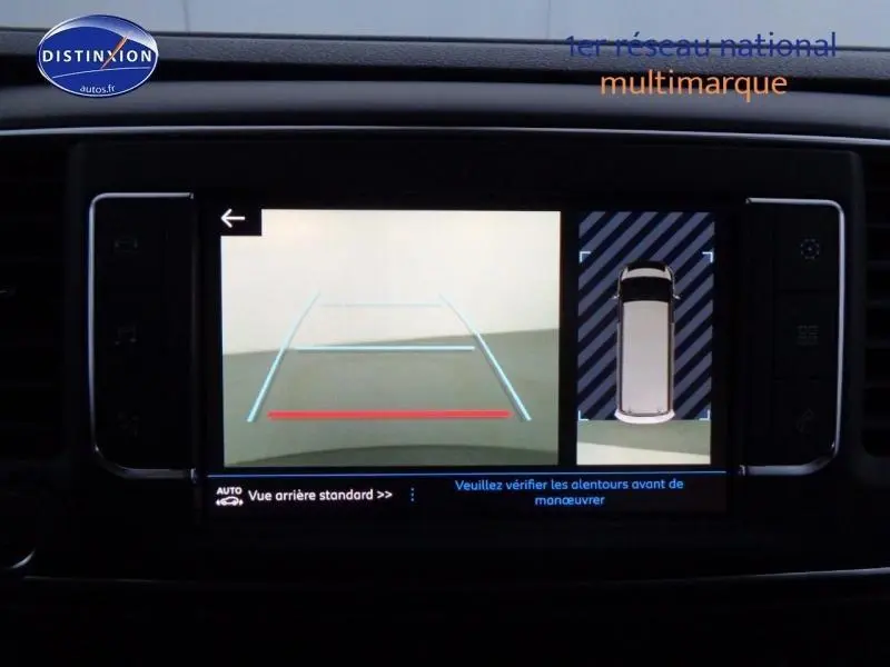 Écran multimédia affichant la caméra de recul et la vue 360 du Peugeot Expert Fourgon gris acier métal, version 2023.