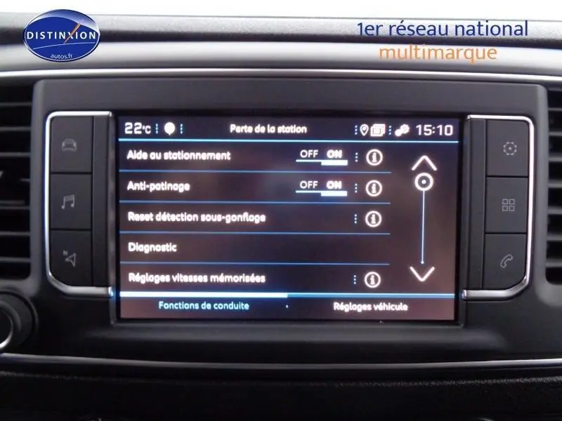 Écran tactile central du Peugeot Expert Fourgon gris acier, affichant les réglages d'aide à la conduite et de véhicule.