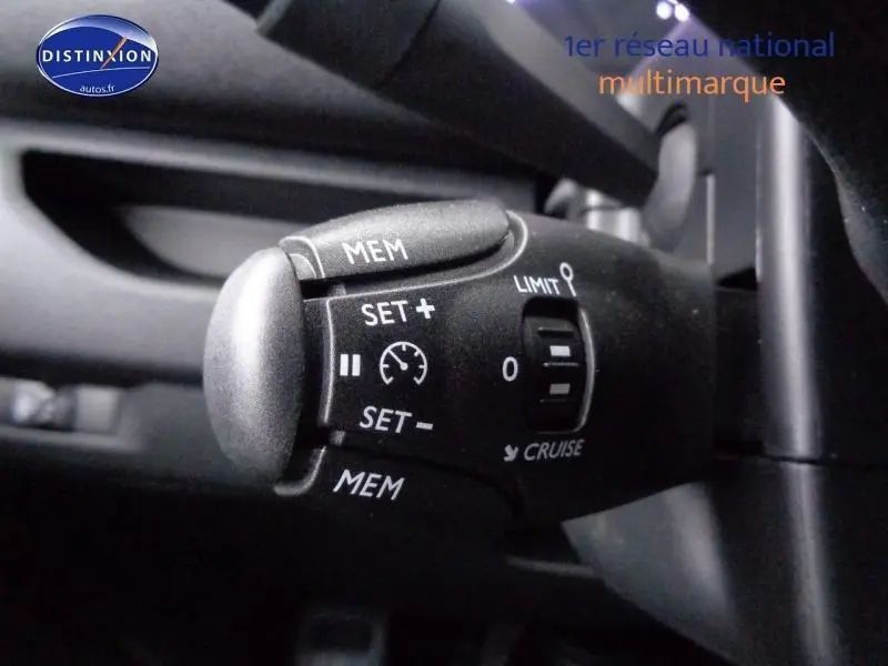 Gros plan sur la commande de régulateur de vitesse du Peugeot Expert Fourgon gris acier métal, intérieur noir.