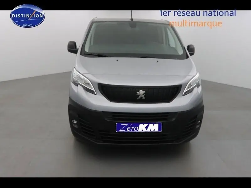 Vue frontale d'un Peugeot Expert Fourgon gris acier métal avec calandre noire et logo lion centré.
