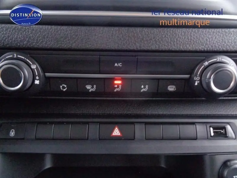 Tableau de bord du Peugeot Expert Fourgon gris acier, zoom sur commandes climatisation avec témoin rouge allumé
